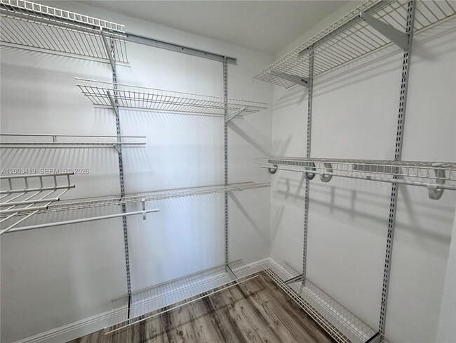 Building Photo - 800 Parkview Dr