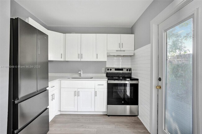 Building Photo - 1200 W 31st St