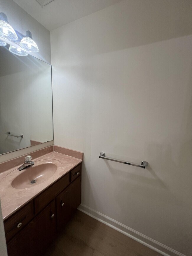 Building Photo - 409 Woodview Dr