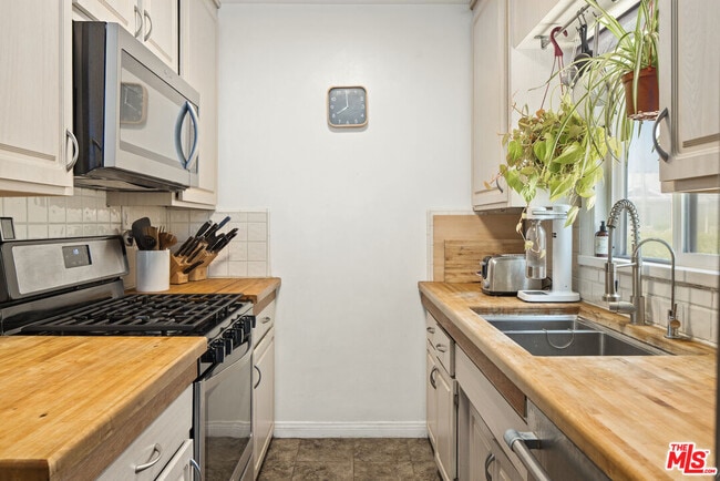 Building Photo - 352 Hargrave St