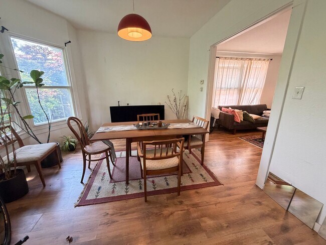 Building Photo - Charming 1,100 Sq Ft 2BR Home in South Park - Prime Seattle Location - Washer/Dryer in Unit!