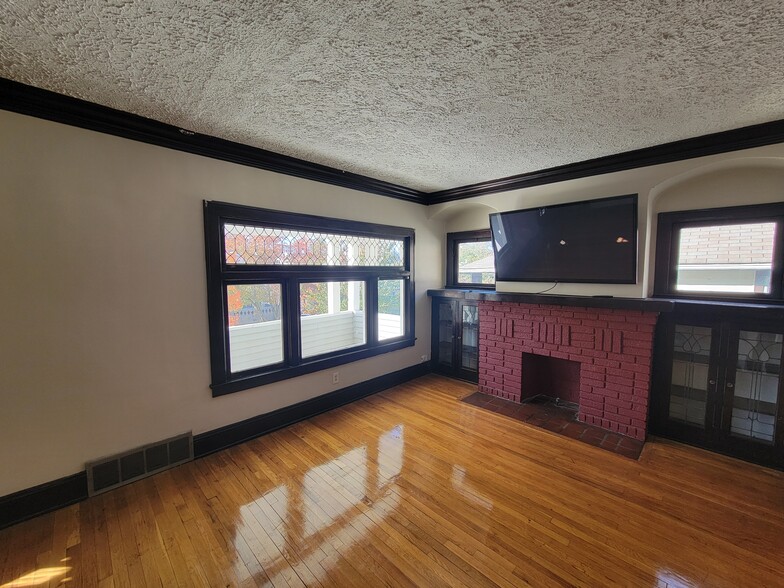 Building Photo - 2215 Chesterland Ave
