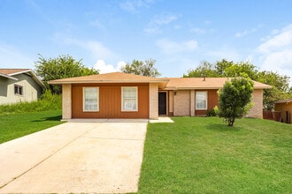 Building Photo - 1070 Hickory Trail St