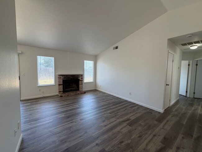 Building Photo - Cute 3 bedroom 2 bath house with new flooring/paint