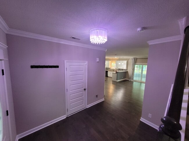 Building Photo - Beautiful 4 Bedroom, 2.5 Bath Home