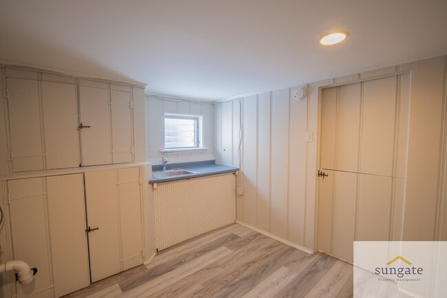 Building Photo - 3043 Pinewood Ave