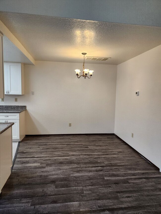 Building Photo - 1313 Claus Rd