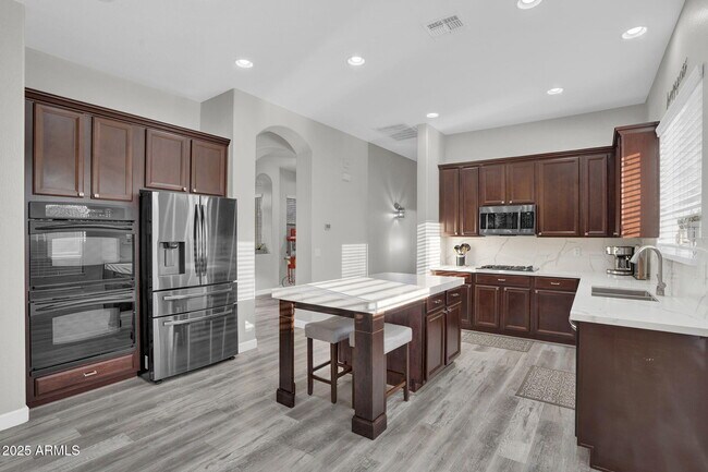 Building Photo - 10226 E Lakeview Ave