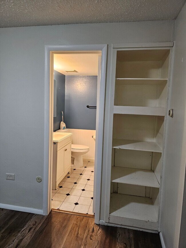 Building Photo - Price reduced!!-Cozy 1 bedroom garden leve...