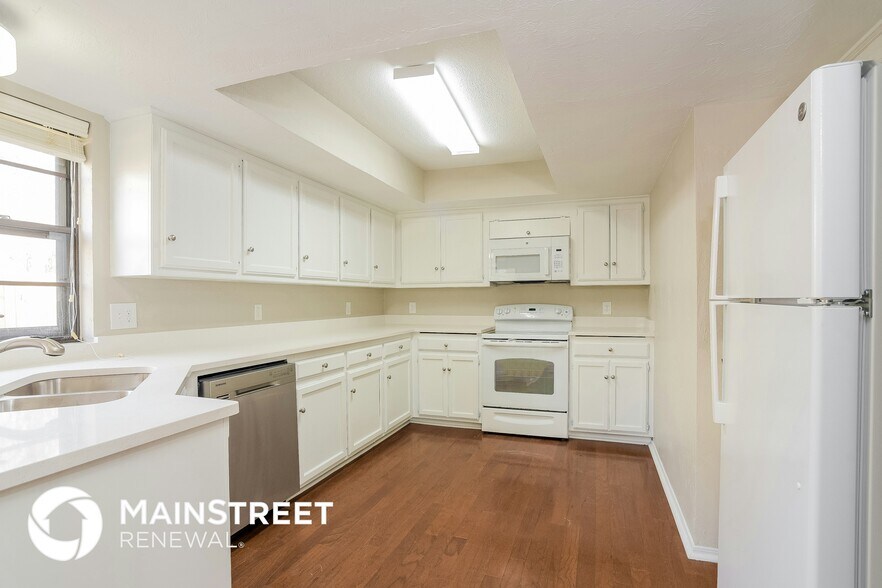 Building Photo - 300 3 Oaks Dr