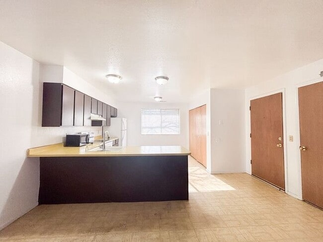 Building Photo - Cozy 2BR 1BA Home w/ Fireplace + 1 Car Garage + Fenced Yard in Sugar House