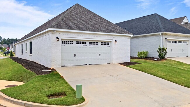 Building Photo - 2272 Lakeview Dr