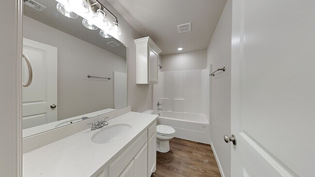 Building Photo - 2 Bedrooms 2 Bathroom 1 Car Garage Duplex Close to Broadway Extension, a short distance from Edmo...