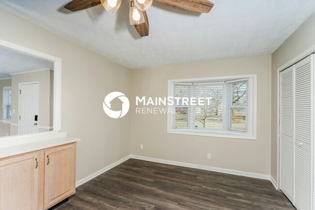 Building Photo - 3 Bedroom Pet-Friendly Home in LOUISVILLE, KY with Main Street Renewal
