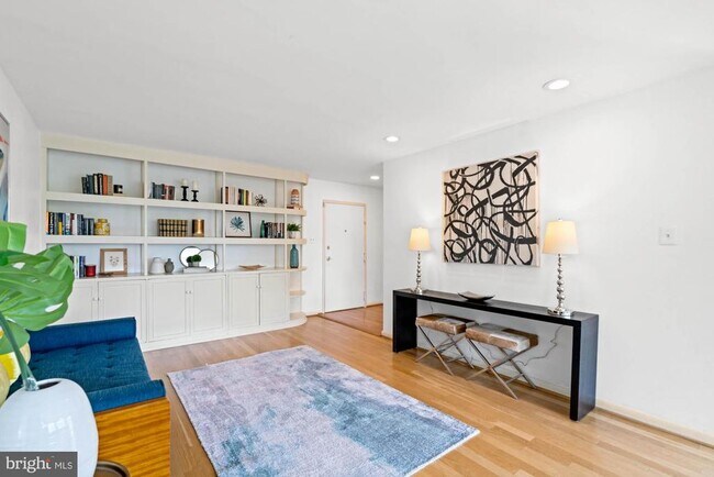 Building Photo - 4720 Chevy Chase Dr