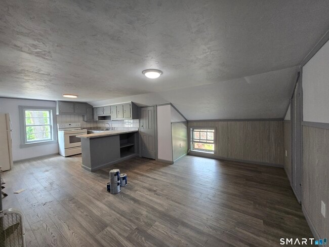 Building Photo - 11 Tiffany St