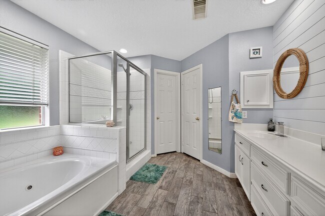 Building Photo - 1017 Pin Oak Dr