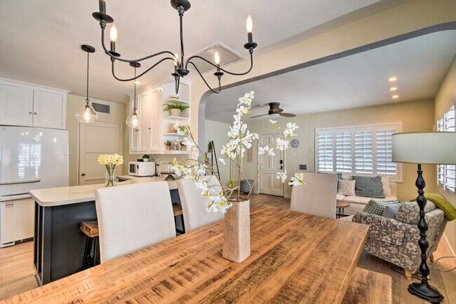 Building Photo - 4 Bed, 3 Bath, stunning home, located in t...