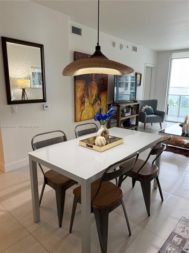 Building Photo - 1300 Brickell Bay Dr