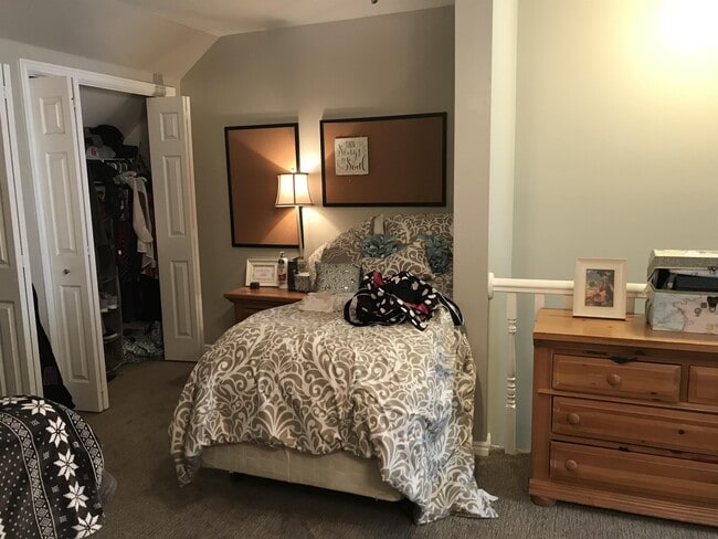 Building Photo - 986 900 E