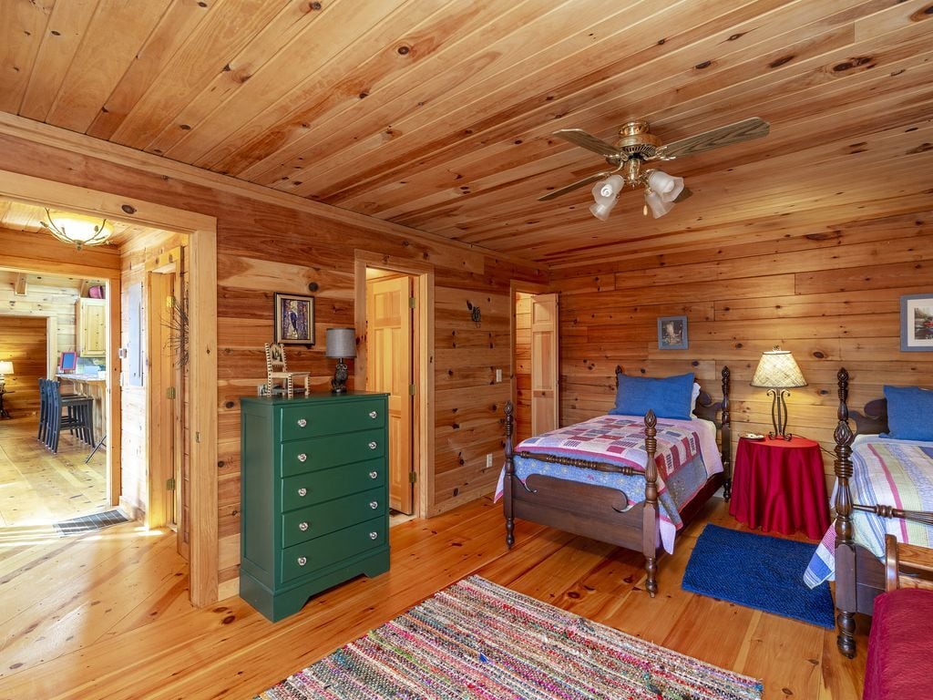 Second bedroom on main level - 404 Owls Brow