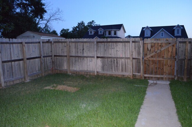 Building Photo - Available August 2026! 4 Bed/4 Bath Less t...