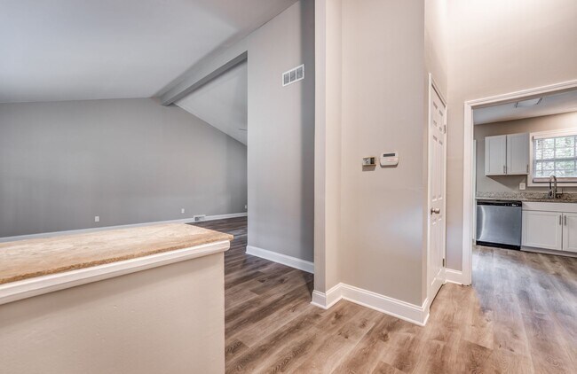 Building Photo - Charming 4-Bedroom, 3-Bath Single-Family H...