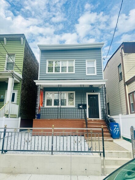 Primary Photo - 67 Winfield Ave