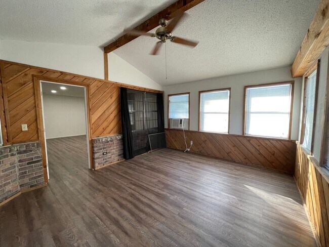 Building Photo - Beautifully Maintained Single-Level Home