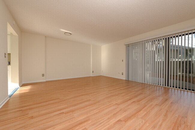 Building Photo - 5 Oakwood Park