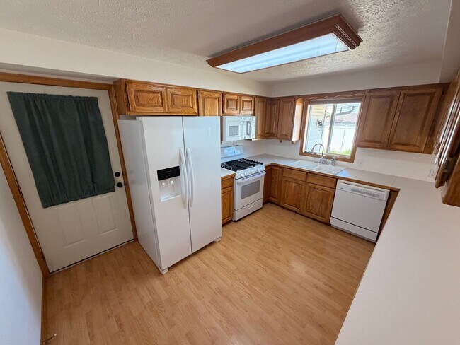 Building Photo - Spacious 3 Bed, 2.5 Bath House in Spokane Valley!