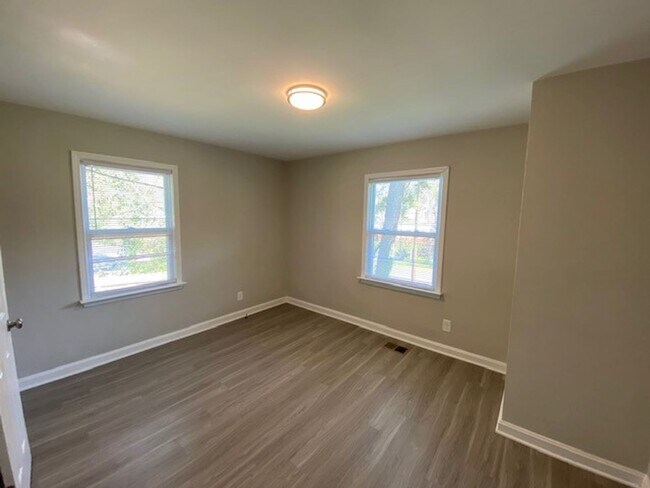 Building Photo - Minutes from Uptown!  100% Renovated!