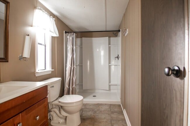 Building Photo - 1631 W Pine Lake Dr