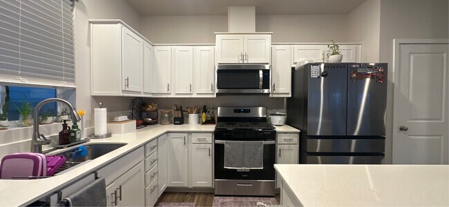 Building Photo - 477 Himalaya St. NE