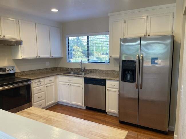 Building Photo - "Charming 3-Bedroom Townhouse with Spacious 1,725 Sq Ft Layout in Martinez, CA – Your Perfect Hom...