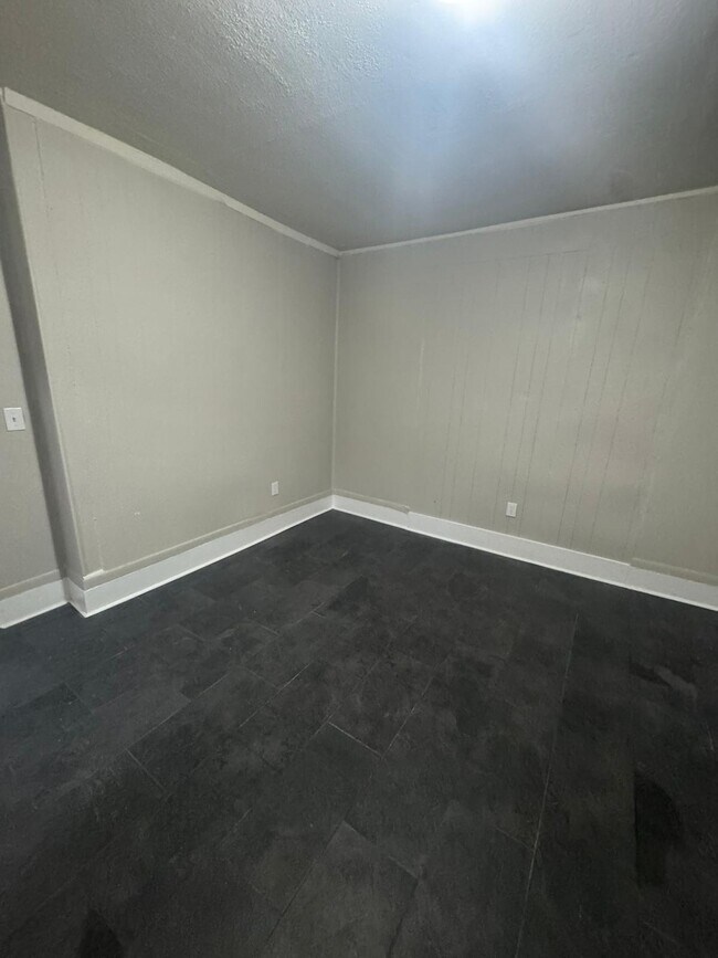 Building Photo - 1490 Hugenot St
