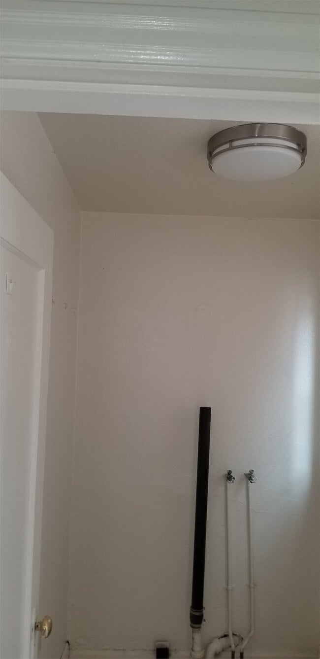 Building Photo - 1010 Garnet St NE