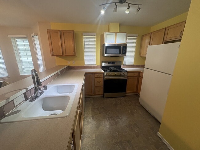 Building Photo - Bright, Spacious Townhome with Stylish Upgrades in Pinehurst/Roosevelt