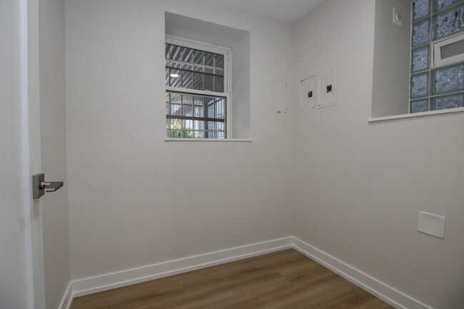 Building Photo - 1139 N Winchester Ave