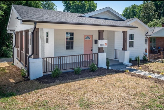 Building Photo - !! SPECIAL HALF OFF SECOND MONTHS RENT!!! Modern Charm Meets Classic Comfort in This Renovated 3-...