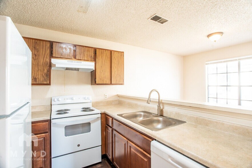 Building Photo - 2214 Creekside Ln