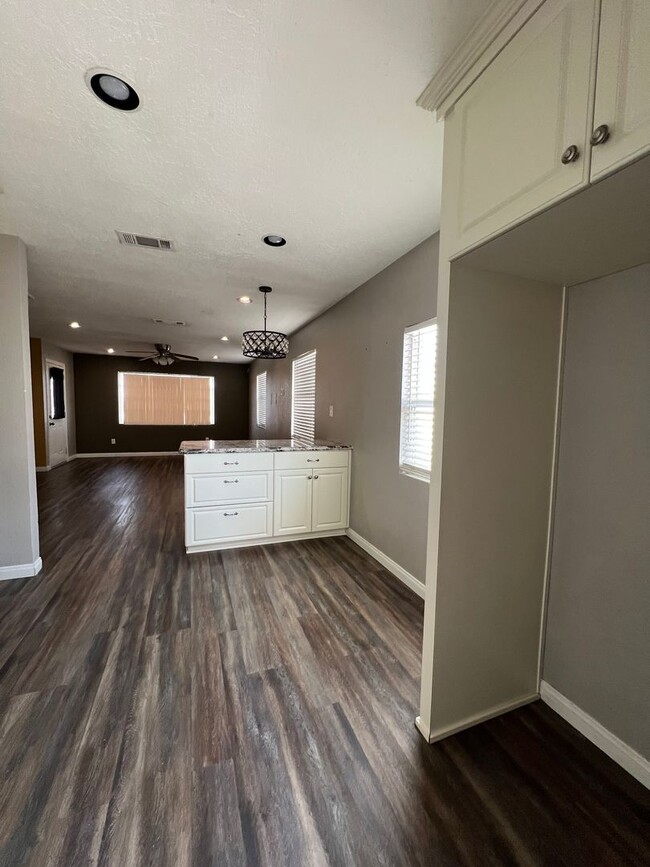 Building Photo - Beautifully remodeled 2 Bedroom 2 Bathroom...