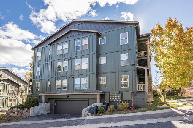 Building Photo - Newly Painted Main Level Fox Bay Condo