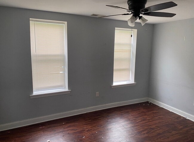 Building Photo - Spacious 3 Bedroom Townhouse – Available A...