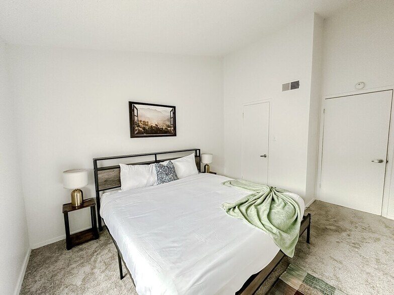 Building Photo - 1071 Clayton Ln