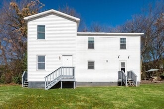 Building Photo - 2 Bedroom Duplex: Available Now