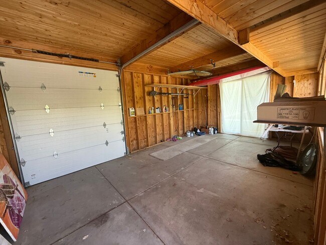 Building Photo - High Desert Retreat- 3 Bedrooms, 2 Bathroo...