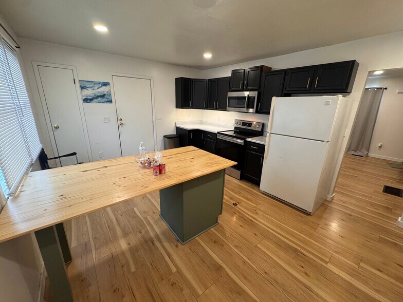 Building Photo - 1207 Sandburg Dr