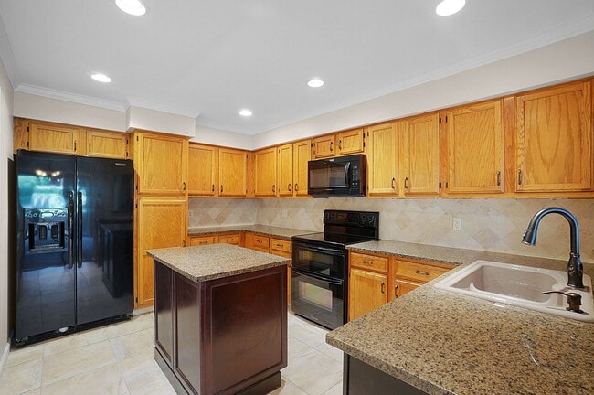 Building Photo - Spacious 2-Bedroom, 2-Bath Condominium in ...