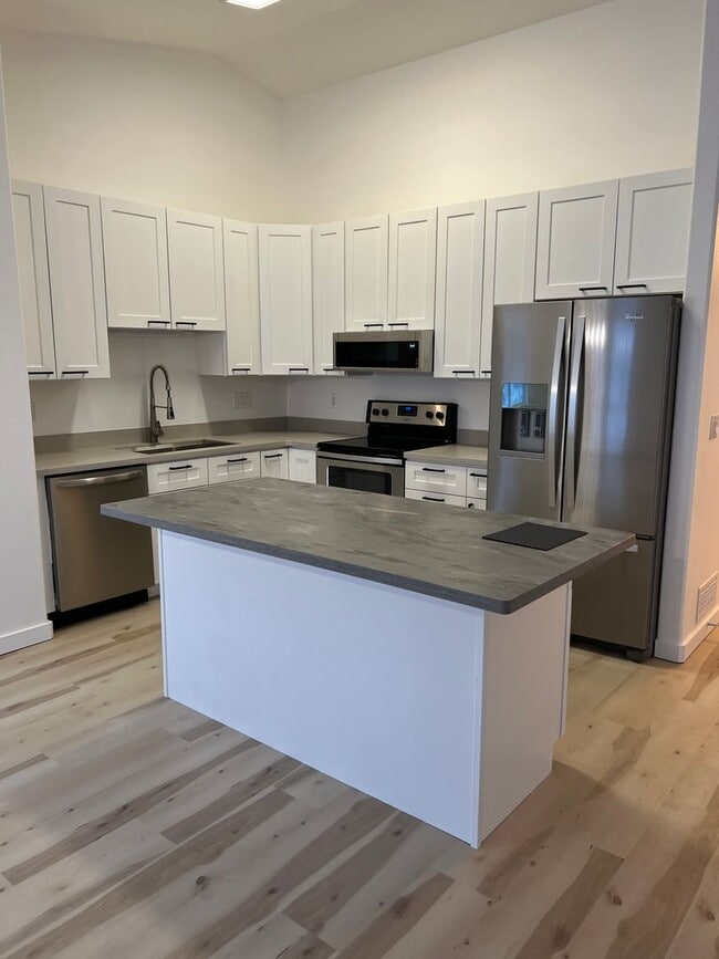 Building Photo - 3 bedroom with an Office!!!!